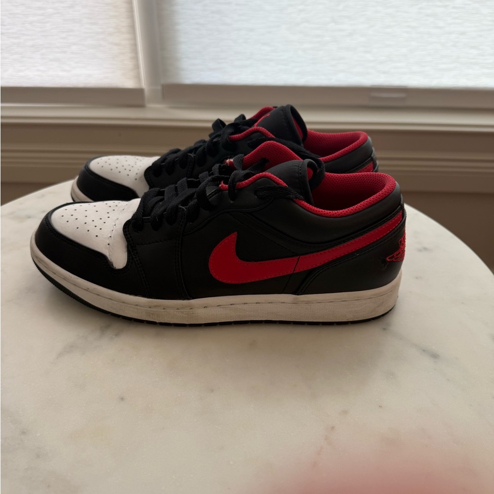 Nike Men's Black and Red Low-Top Sneakers